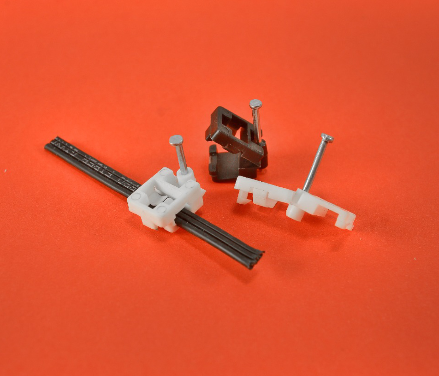 Grampas Con Clavo Para Cable DROP – FTTH